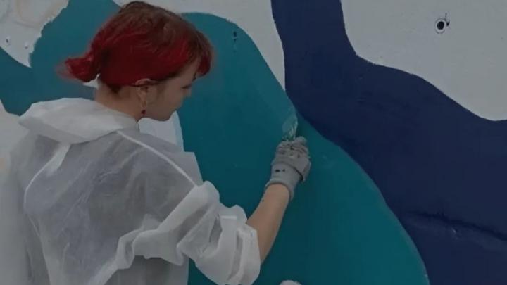 На Спортивной набережной Хабаровска начали оформление дамбы росписями — Хабаровск Сейчас