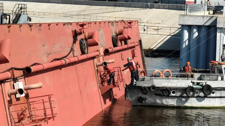 В Хабаровске испытали уникальный понтон-батопорт для защитной дамбы — Хабаровск Сейчас