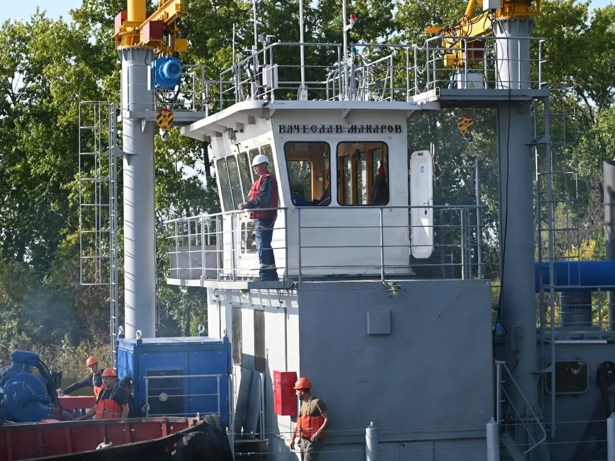 На Хабаровском судостроительном заводе спустили на воду земснаряд «Вячеслав Макаров»