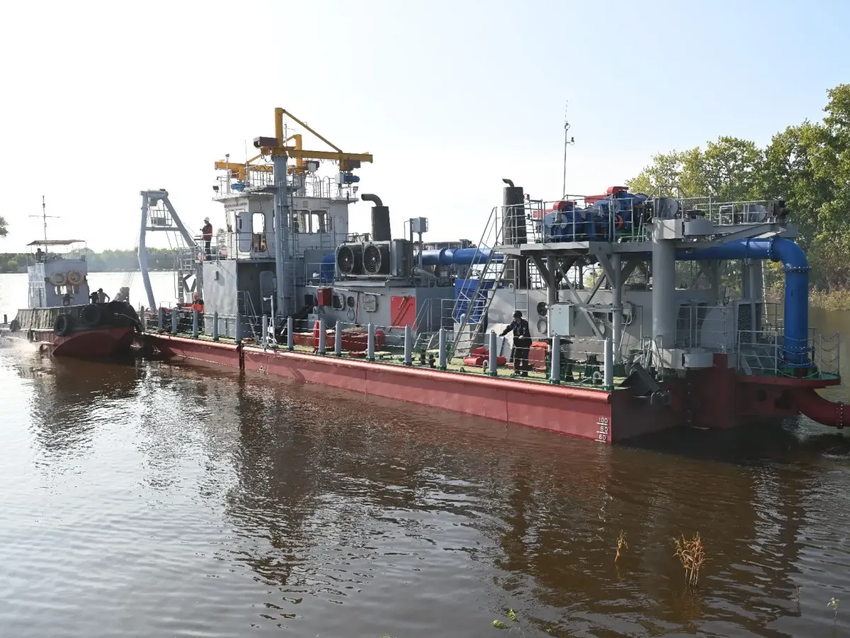 На Хабаровском судостроительном заводе спустили на воду земснаряд «Вячеслав Макаров»