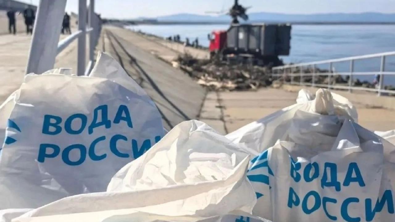 На дамбе у арены «Ерофей» собрали около 100 кубометров мусора — Хабаровск Сейчас