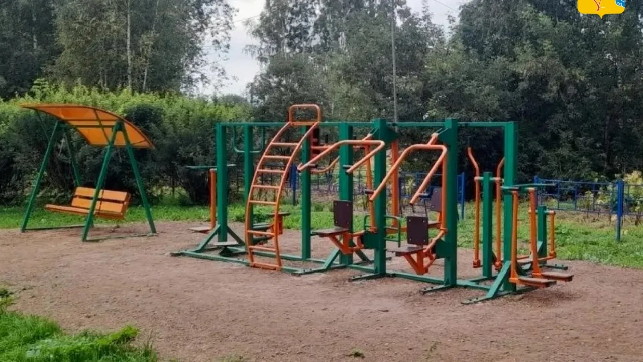 В парке деревни Петруненки открыли спортивную площадку с тренажерами — Киров Сейчас