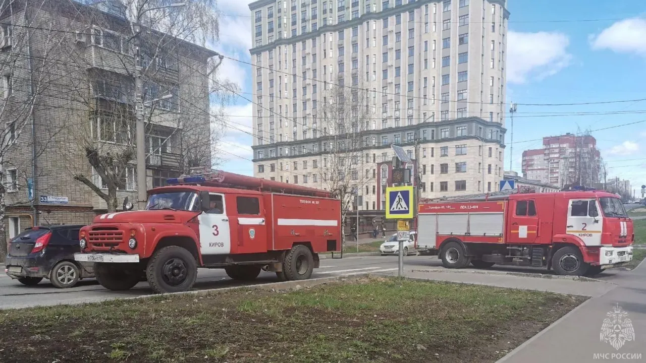 В Кирове во время движения загорелся автомобиль, пострадавших нет — Киров Сейчас