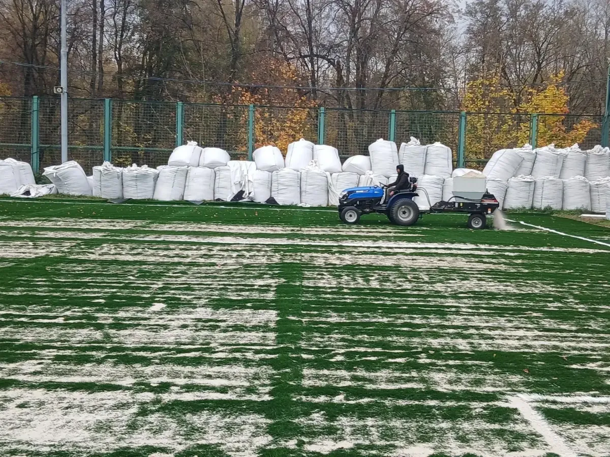 В Курске продолжается ремонт футбольного поля спортшколы №4