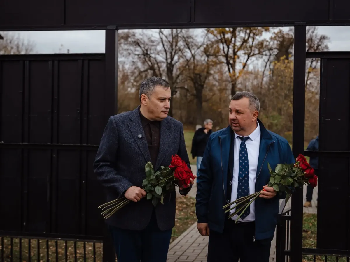 Хинштейн сообщил о ремонте ЦРБ, школы и мемориала в Дмитриевском районе
