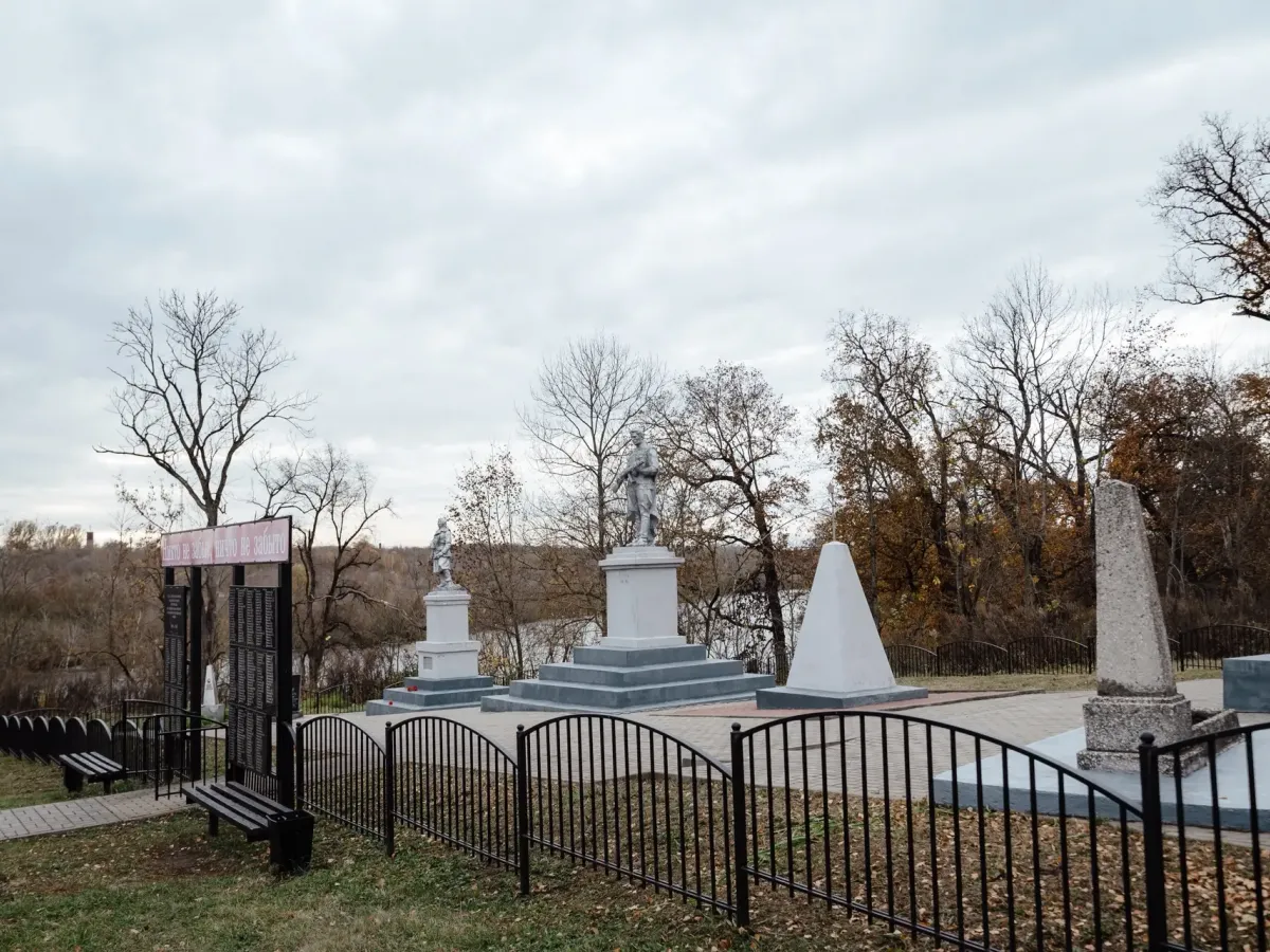 Хинштейн сообщил о ремонте ЦРБ, школы и мемориала в Дмитриевском районе