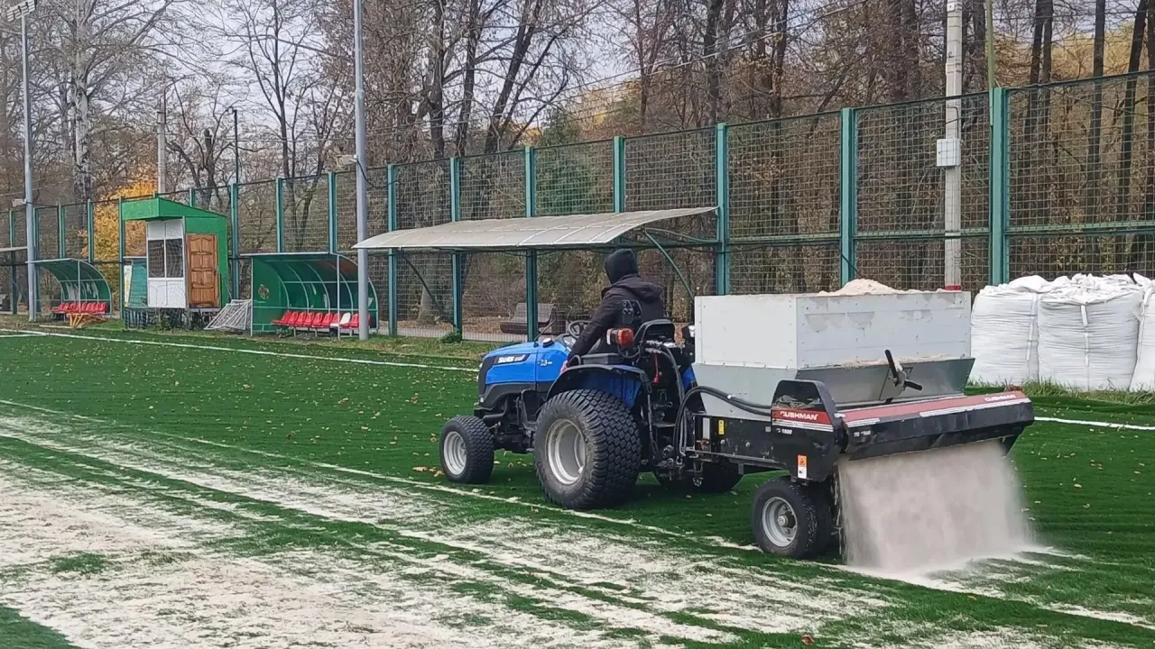 В Курске продолжается ремонт футбольного поля спортшколы №4 — Курск Сейчас