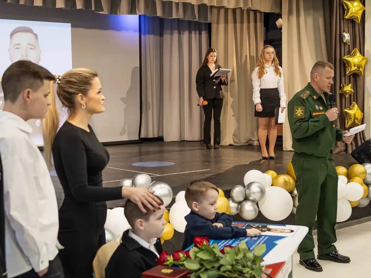 В школе № 49 открыли «Парту героя» в память о Ярославе Курчееве