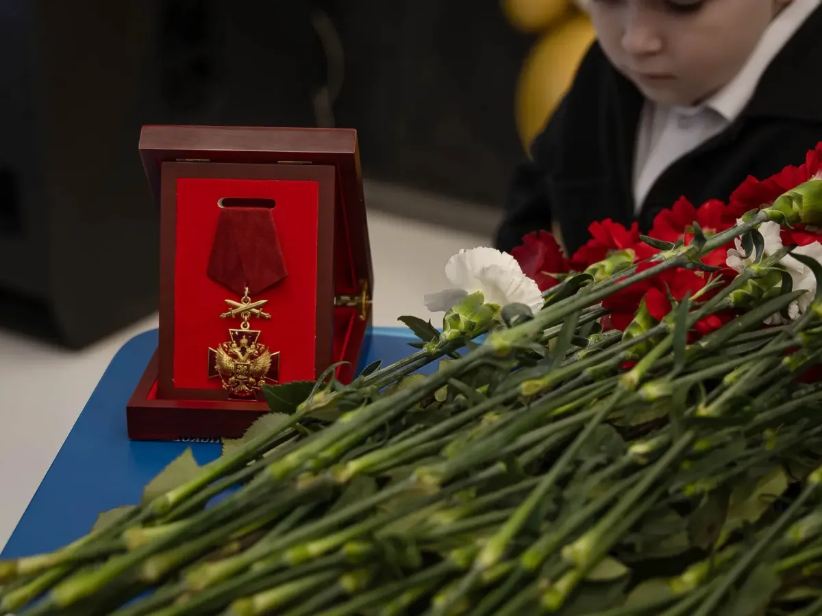 В школе № 49 открыли «Парту героя» в память о Ярославе Курчееве