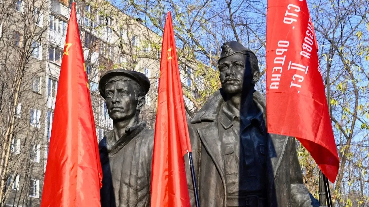В Мурманске прошел митинг к годовщине разгрома немецко-фашистских войск в Заполярье — Мурманск Сейчас