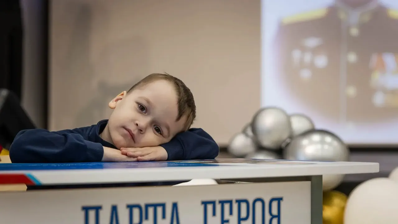 В школе № 49 открыли «Парту героя» в память о Ярославе Курчееве — Мурманск Сейчас