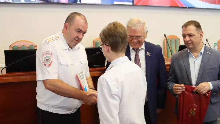 В Нижнем Новгороде школьникам вручили первые паспорта в преддверии Дня государственного флага — Нижний Новгород Сейчас