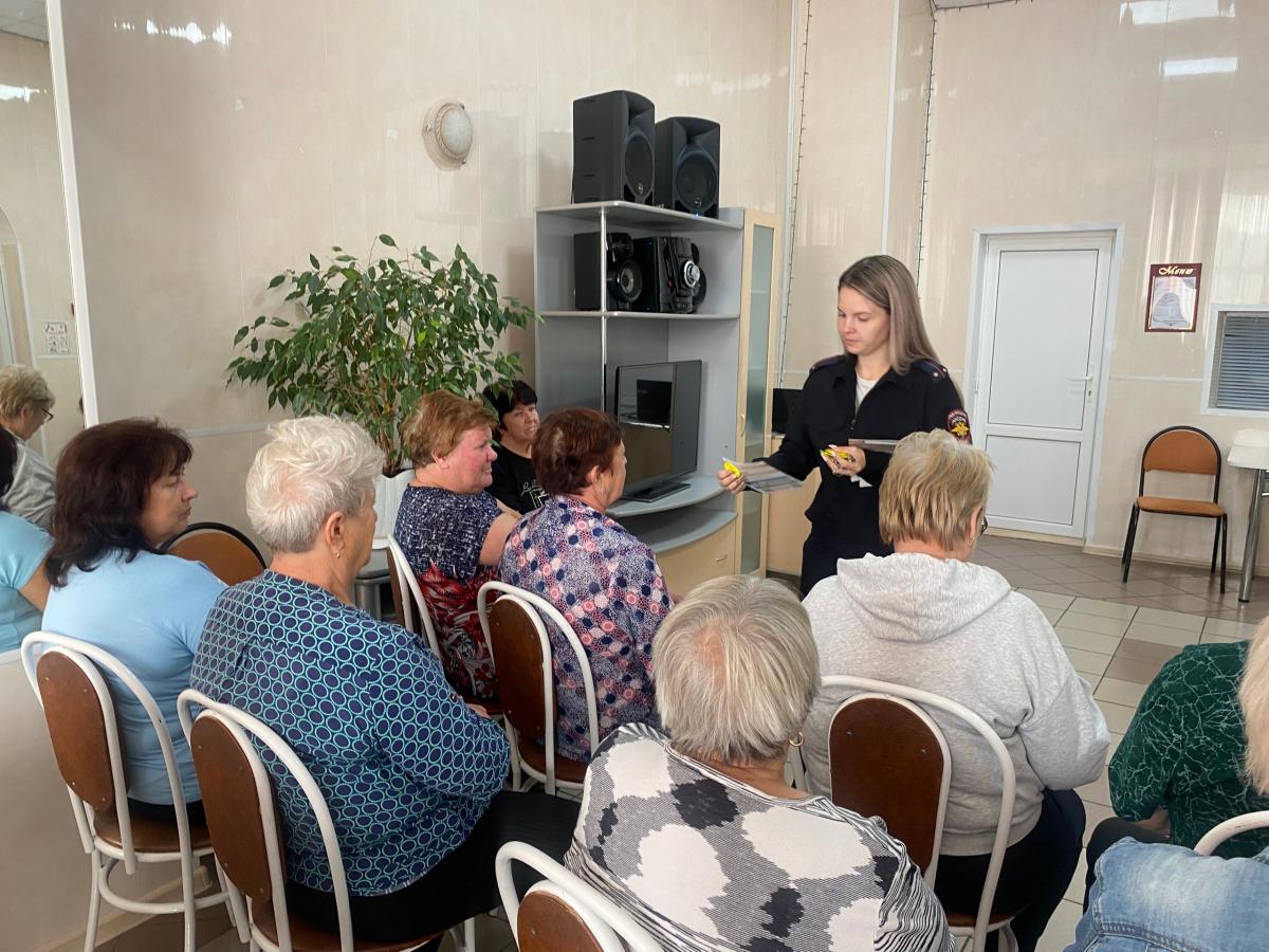 Госавтоинспекция провела акцию для пожилых пешеходов в рамках месячника «Засветись»