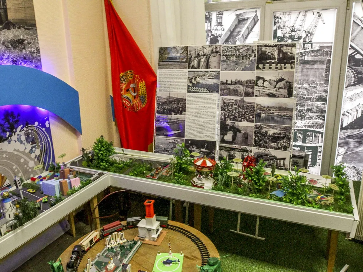 В школы и музеи ОбьГЭСа передали альманахи «Россия – страна Героев»