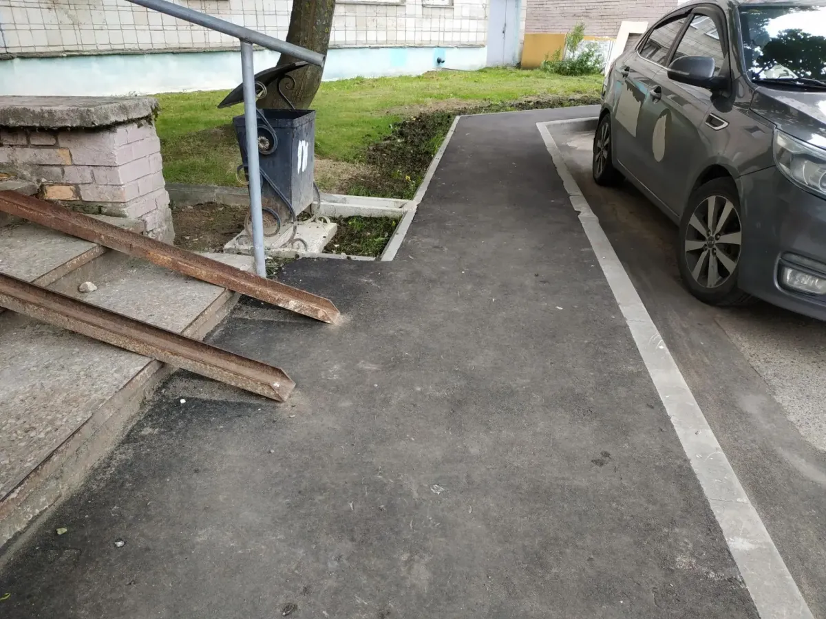 Во дворе на проспекте Маркса, 49 завершили благоустройство