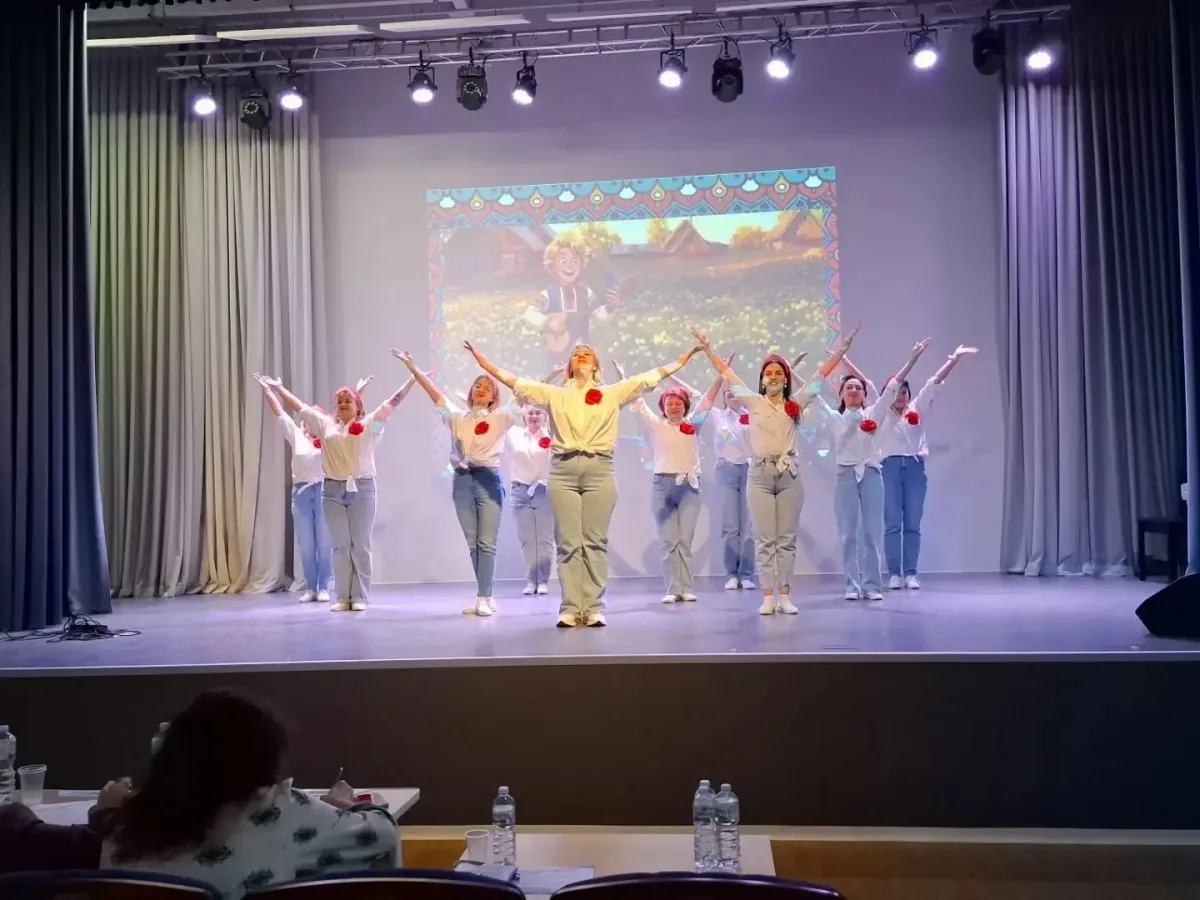 Педагоги представили танцевальный номер на фестивале талантов «Шире круг»
