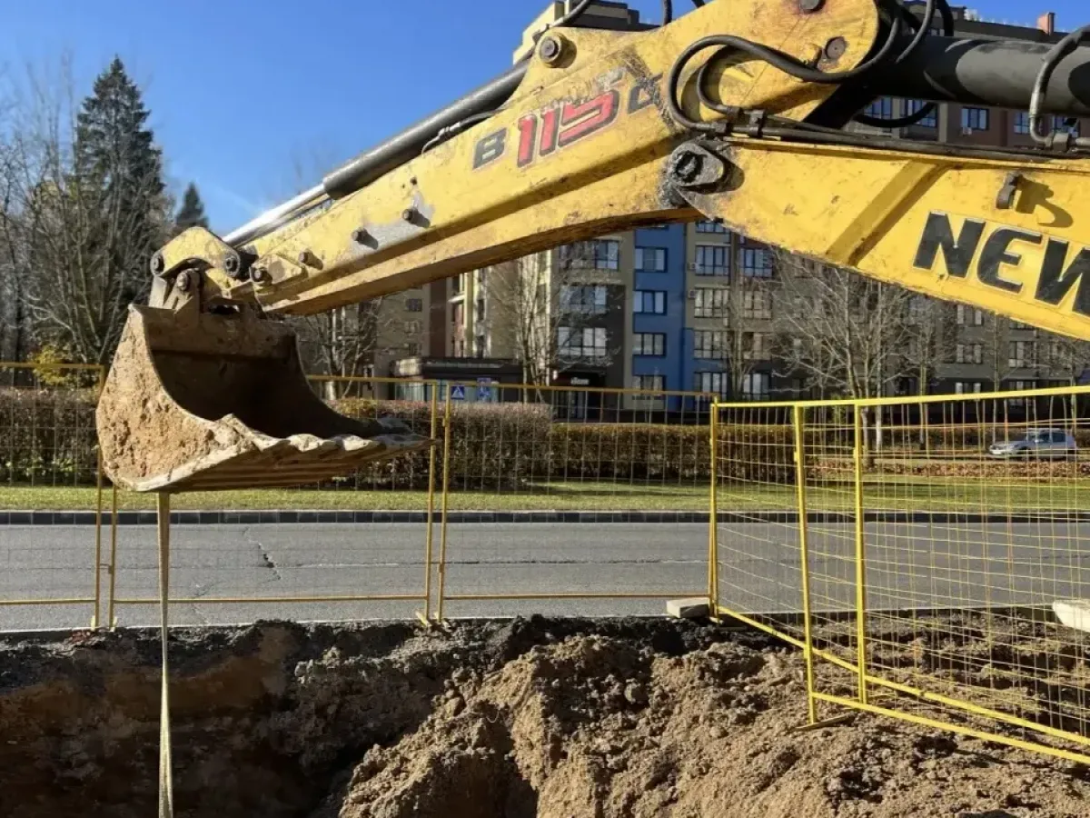 На пересечении Ленина и Белкинской реконструируют водопровод и временно перенесли остановку