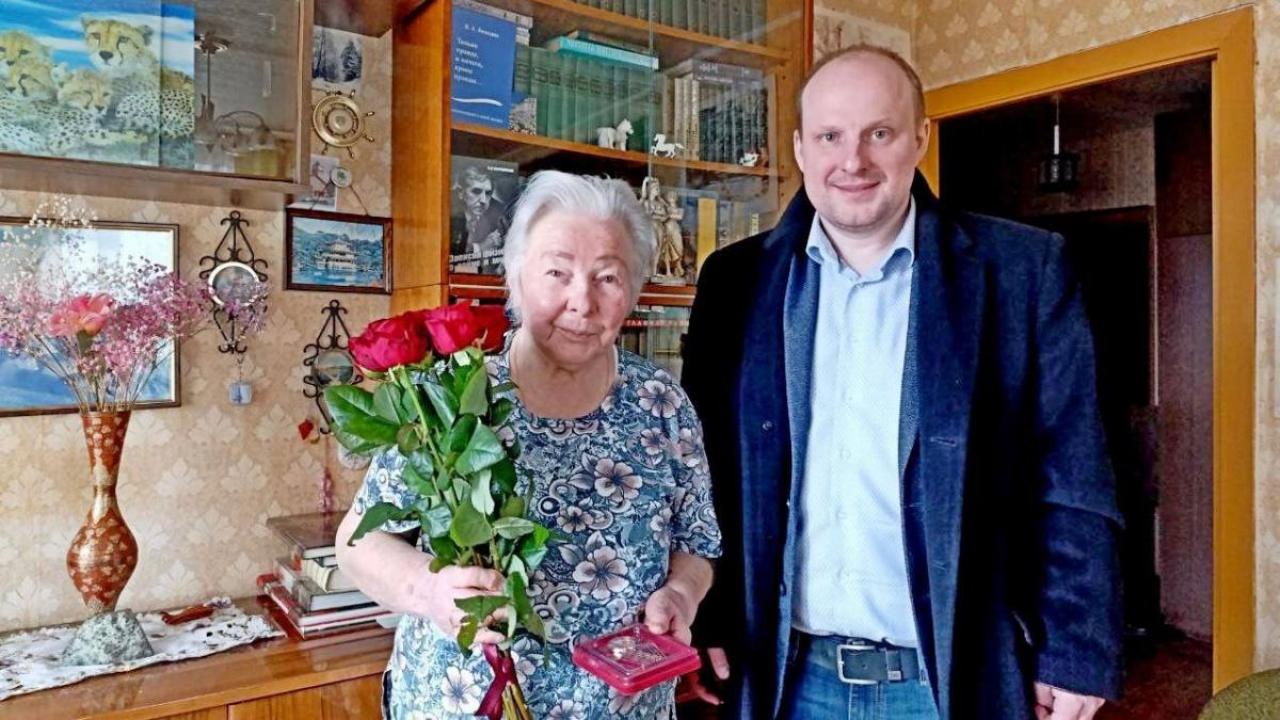Вячеслав Наруков вручил юбилейную медаль жительнице блокадного Кронштадта Надежде Грицкевич — Настоящий Обнинск