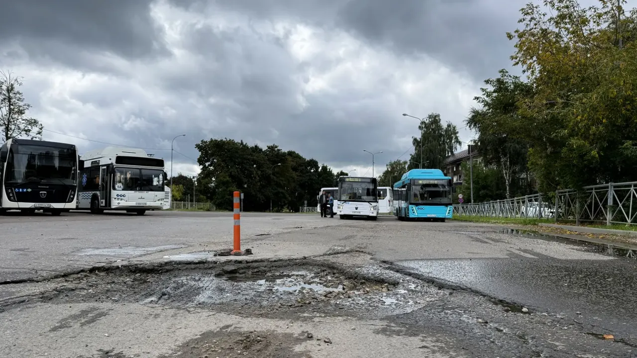 Автобусы вынуждены объезжать глубокие ямы на Привокзальной площади в Обнинске — Настоящий Обнинск