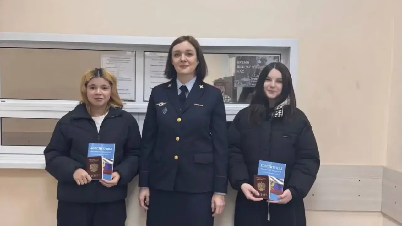 Юным калужанам вручили первые паспорта в отделе по вопросам миграции — Настоящий Обнинск