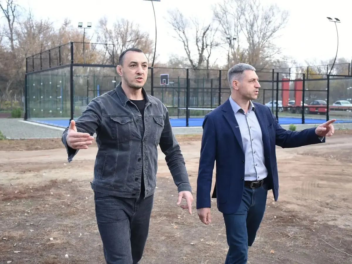 У спортшколы № 3 в Оренбурге продолжается благоустройство территории