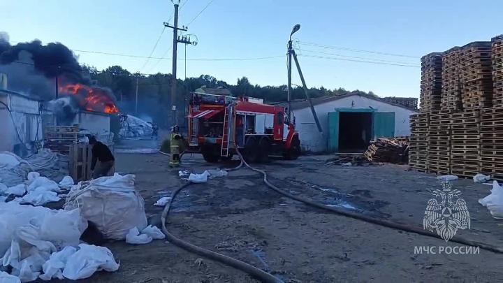 В районе села Богословка ликвидируют пожар на базе вторичного сырья — Пенза Сейчас