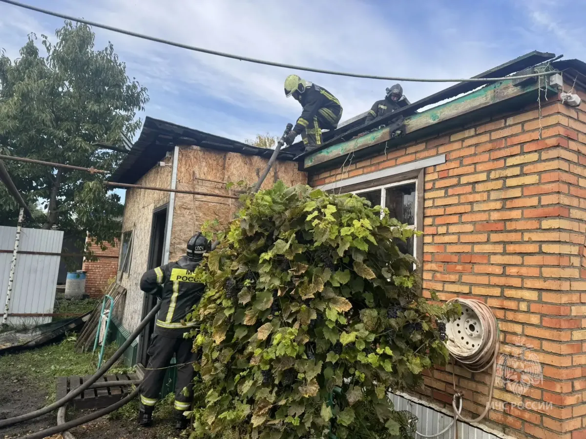 В селе Грабово при пожаре в двухквартирном доме выгорели квартира и кровля