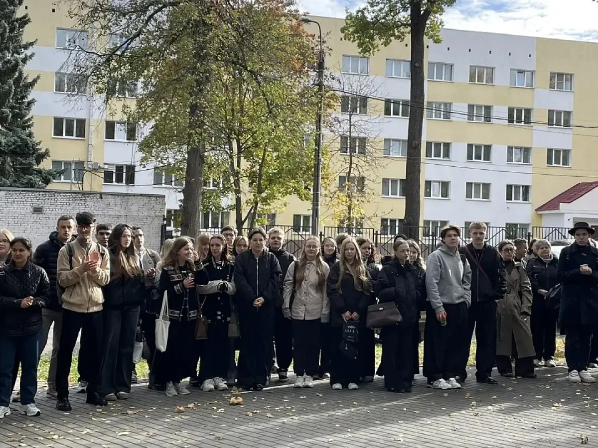 В Учительском сквере ПГУ представили обновлённую Галерею педагогической славы