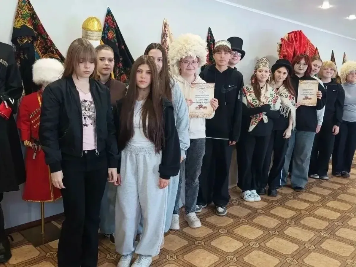 Студенты медколледжа посетили выставку о народных головных уборах