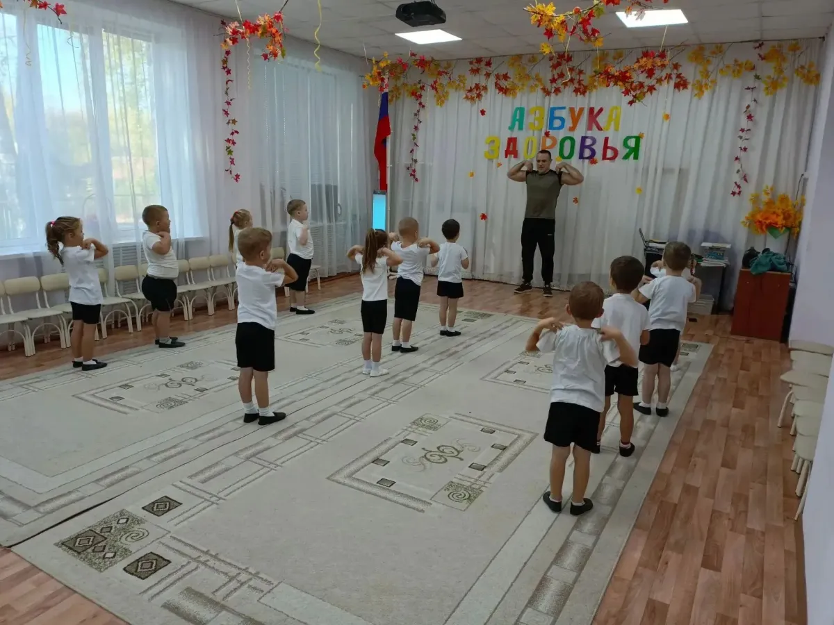 В детском саду Грабово отцы проводят утренние физкультурные занятия с воспитанниками