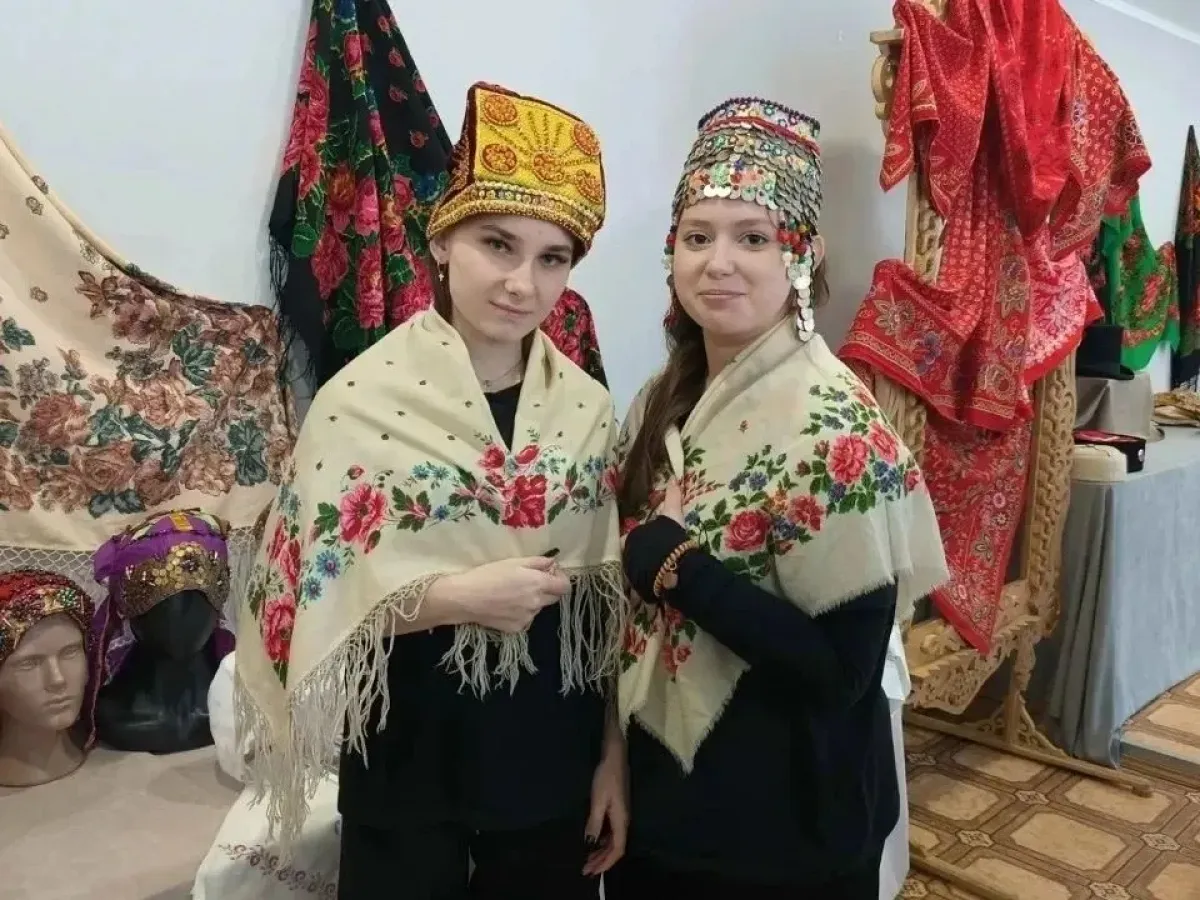 Студенты медколледжа посетили выставку о народных головных уборах