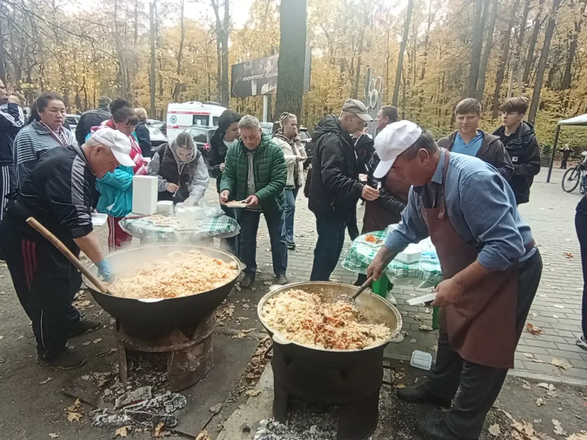 Студенты медколледжа вышли на осенний легкоатлетический кросс на Олимпийской аллее