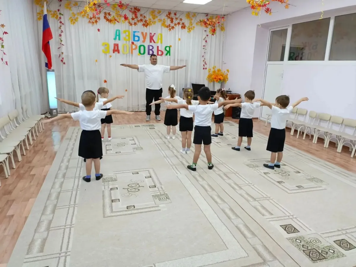 В детском саду Грабово отцы проводят утренние физкультурные занятия с воспитанниками