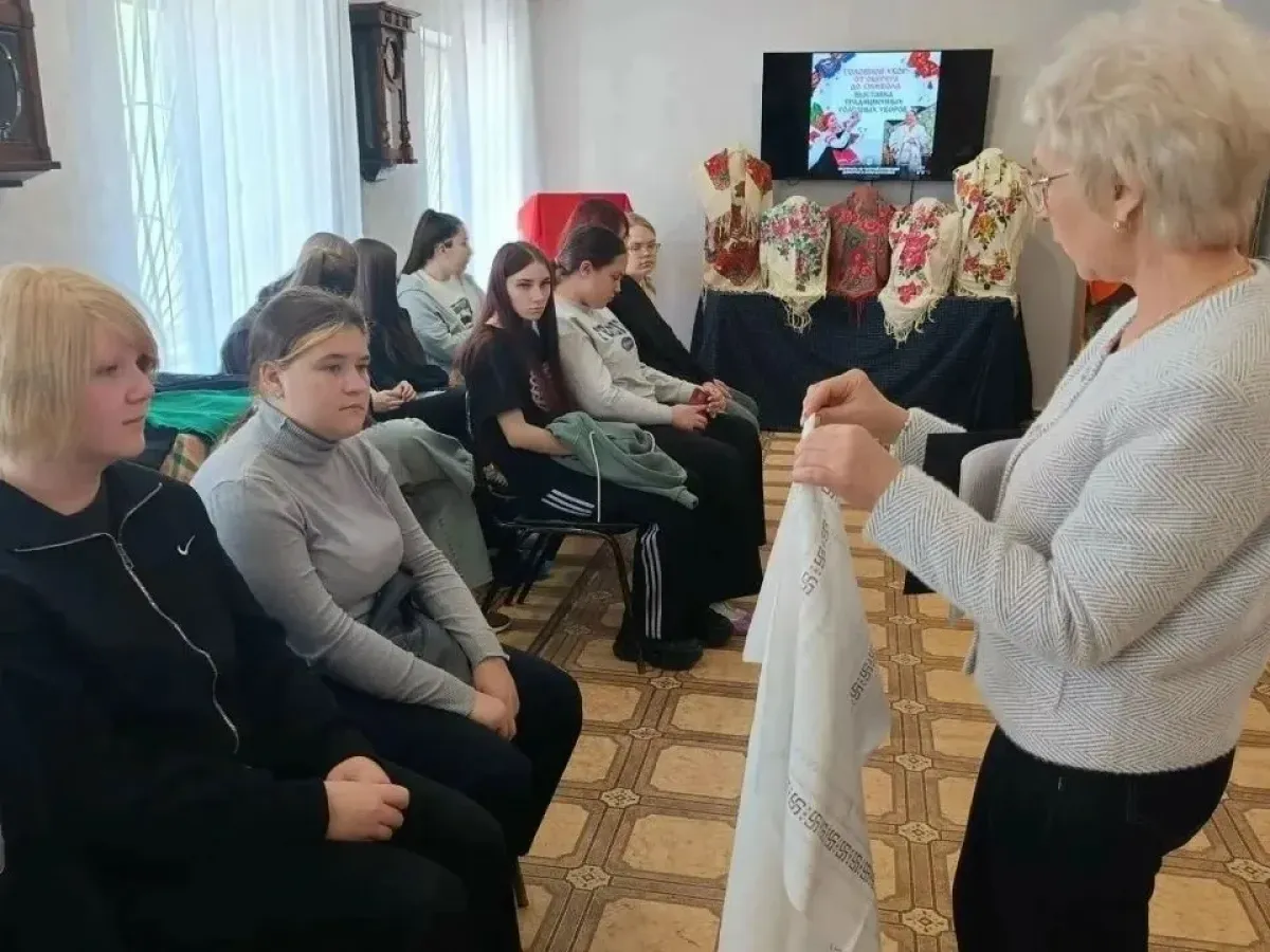 Студенты медколледжа посетили выставку о народных головных уборах