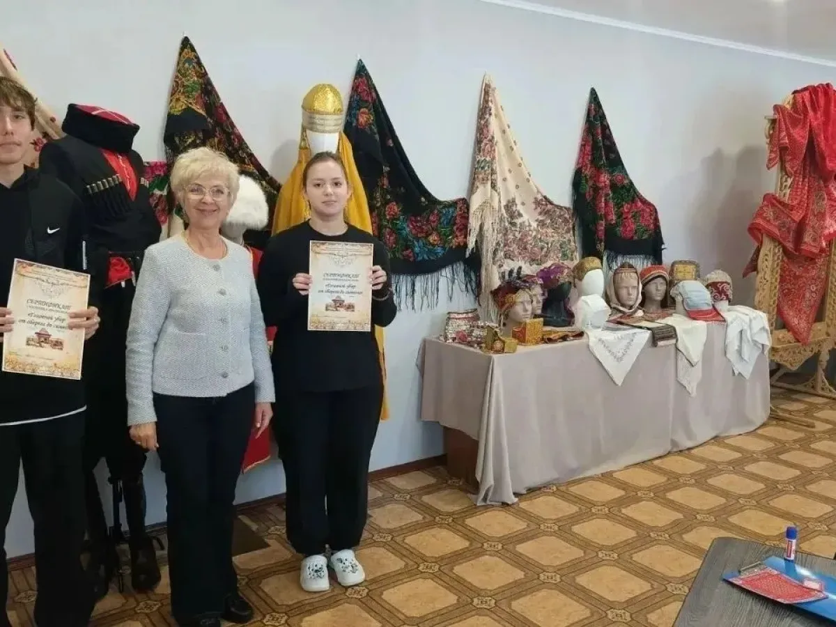 Студенты медколледжа посетили выставку о народных головных уборах