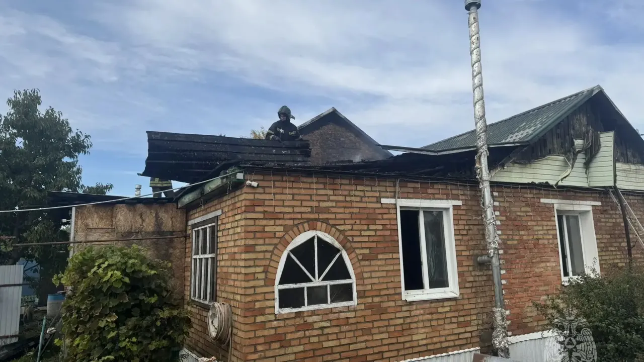 В селе Грабово при пожаре в двухквартирном доме выгорели квартира и кровля — Пенза Сейчас
