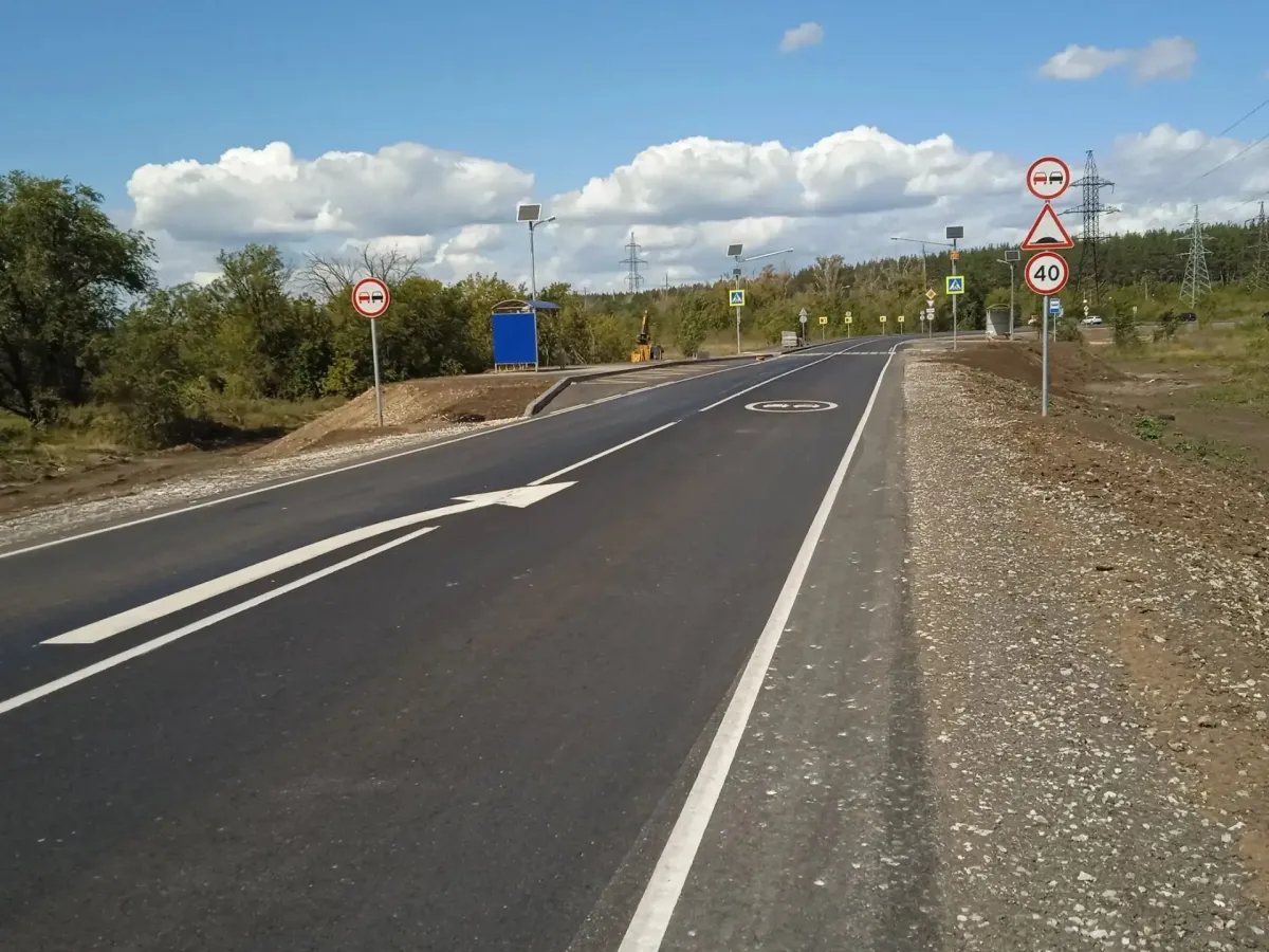 На подъезде к селу Лопатино завершили укладку верхнего слоя асфальта