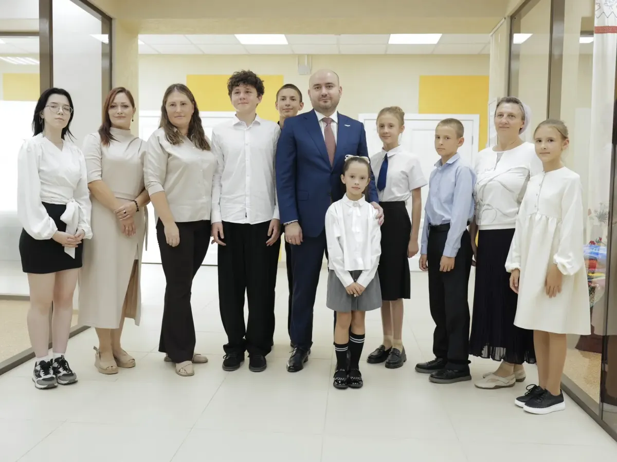 Вячеслав Федорищев посетил Детскую школу искусств №1 и научно-внедренческую фирму в Чапаевске