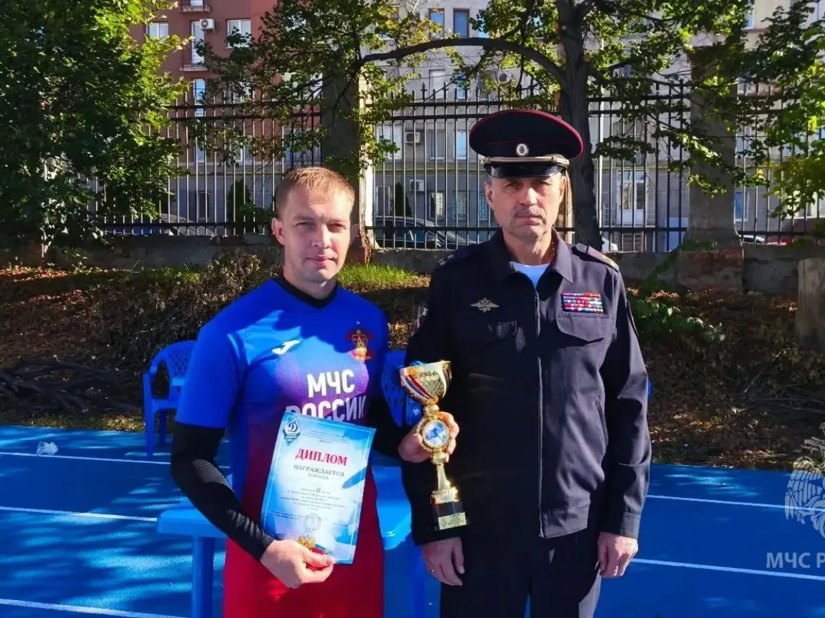 Команда областного управления МЧС взяла серебро на турнире по мини-футболу