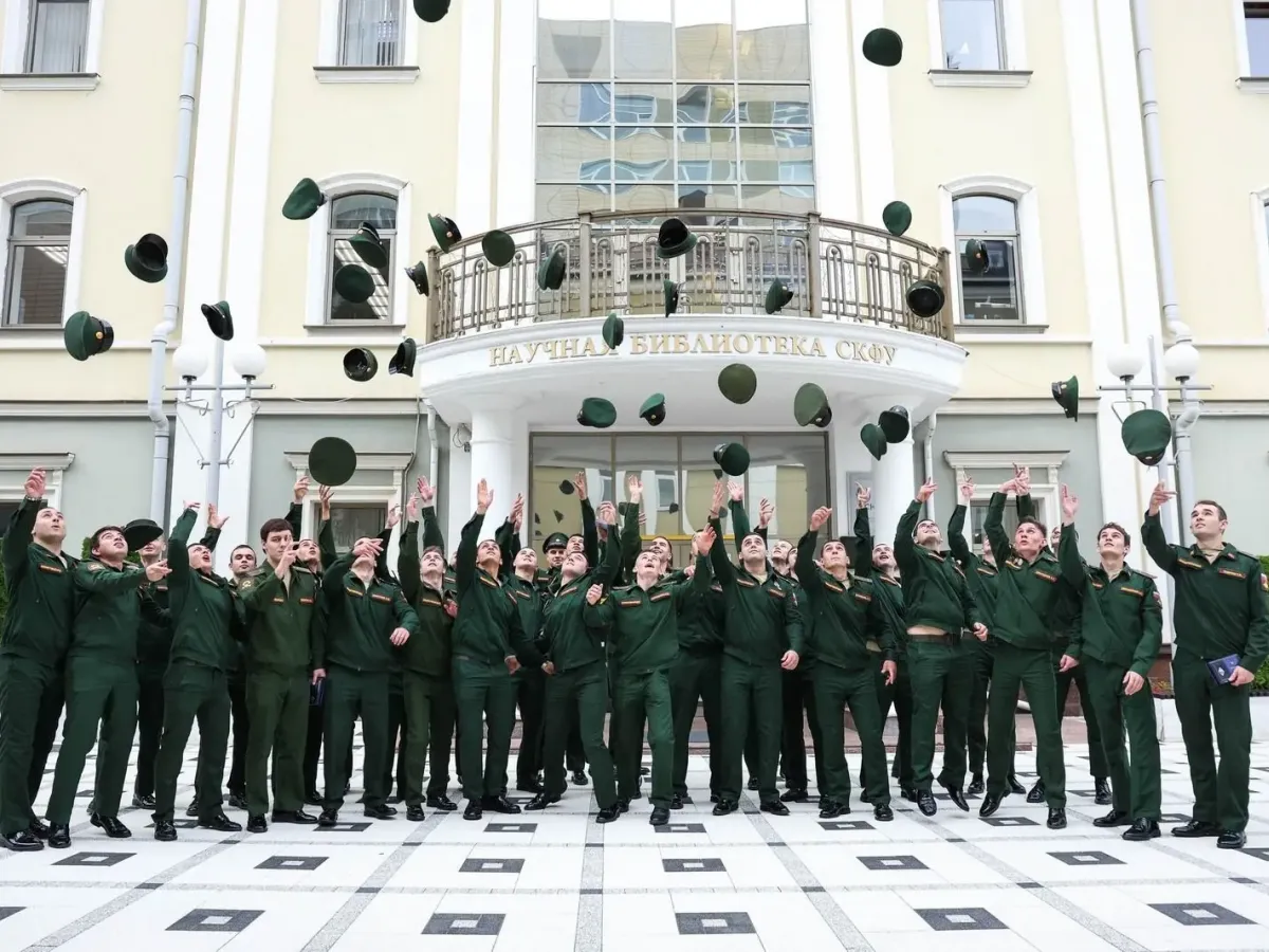 В СКФУ вручили офицерские погоны 42 выпускникам военного учебного центра