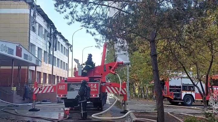 В Тюмени пожарные ликвидировали открытое горение кровли на 3600 квадратных метрах — Тюмень Сейчас