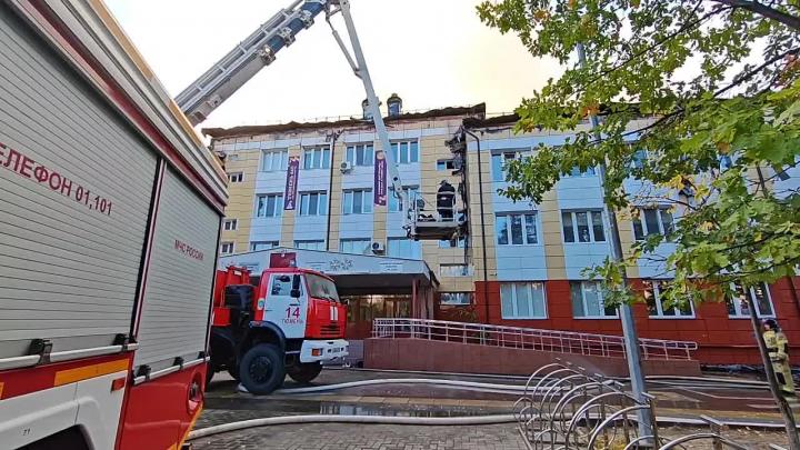 В Тюмени потушили пожар в школе №65: по факту возгорания заведено уголовное дело — Тюмень Сейчас