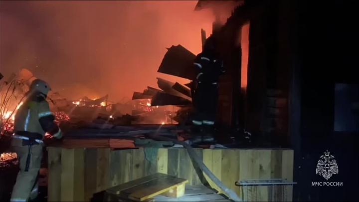 В Тюмени ликвидировали открытое горение на пожаре на Салаирском тракте — Тюмень Сейчас