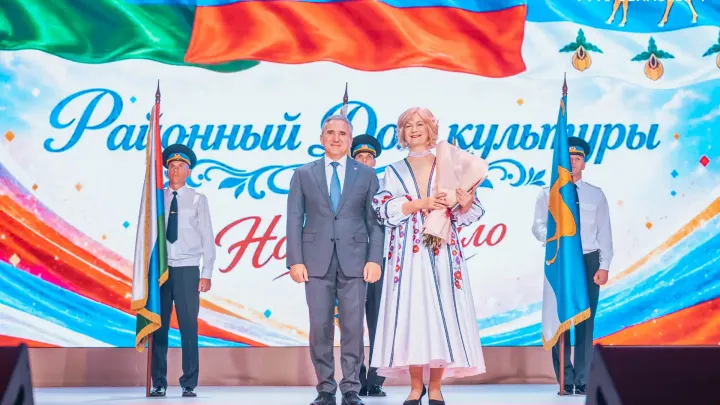 Александр Моор посетил обновленные библиотеку и Дом культуры в Аромашевском округе — Тюмень Сейчас