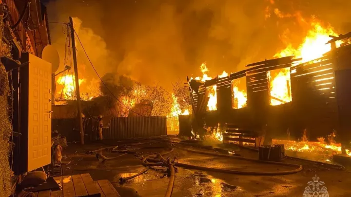 В Тюмени на 4-м километре Салаирского тракта горят семь жилых строений — Тюмень Сейчас