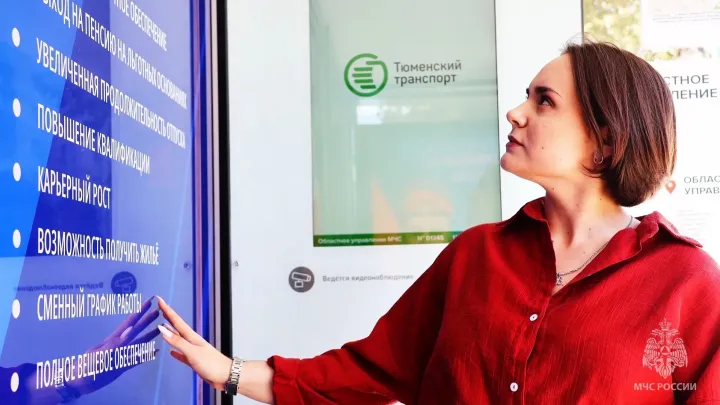 В Тюмени спасатели установили новый остановочный комплекс у ТРЦ «Гудвин» — Тюмень Сейчас