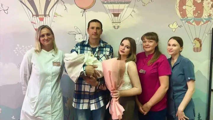 Тюменские врачи выходили девочку, родившуюся с весом 690 граммов — Тюмень Сейчас