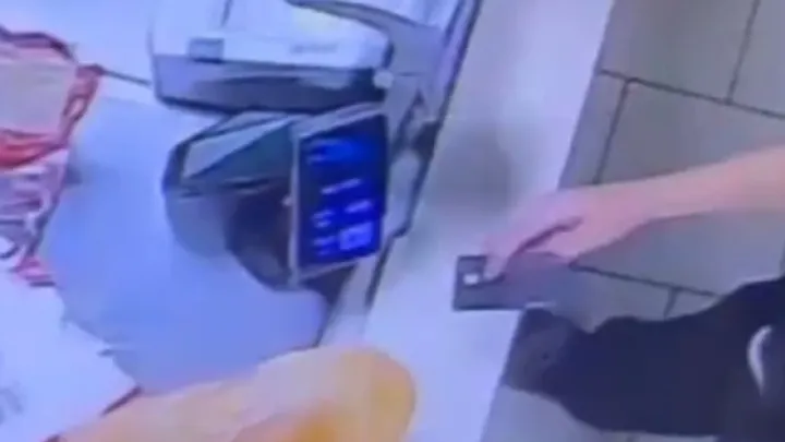 В Тюмени возбудили дело о краже денег с банковской карты местной жительницы — Тюмень Сейчас