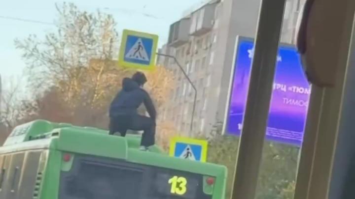 Школьник прокатился на крыше автобуса в Тюмени — Тюмень Сейчас