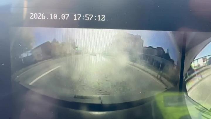 В Тюмени школьник сорвался с автобуса и упал на дорогу — Тюмень Сейчас
